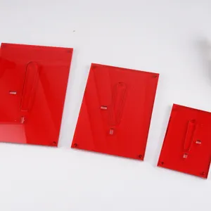 Detalle de marco de fotos transparente rojo de acrílico para decoración de escritorio.