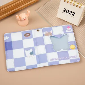Mini album photo de 3 pouces en PVC avec un motif à carreaux et une fenêtre papillon.