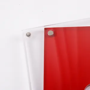 Detalle de marco acrílico transparente, esquina de soporte magnético en primer plano