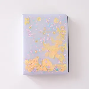 Detalle del mini álbum de fotos de 3 pulgadas transparente con lentejuelas brillantes.