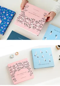 Vue de détail d'un mini album photo avec un joli motif de pélican et de fleurs.