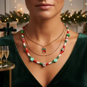 Collier de Noël Multicouche Père Noël Sapin Cloche Perles en Pâte Polymère Chaîne en Alliage Bijoux de Fête pour Femmes Cadeau
