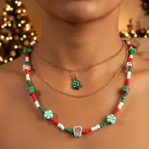 Collier multicouche de sapin de Noël avec perles en argile colorées et style festif.