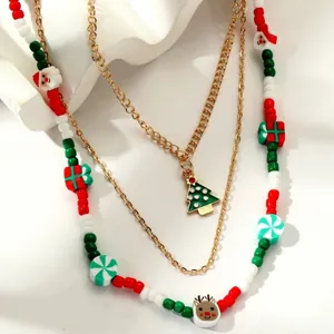 Collier de perles multicouche de Noël avec chaîne dorée et pendentifs en argile colorés.