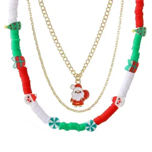 Collier multicouche de perles en argile polymère de Noël avec joli pendentif du Père Noël.
