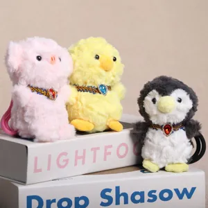 Suesse Desktop Plueschtiere Set mit funkelnden Edelstein Halsbaendern als Geburtstagsgeschenk.