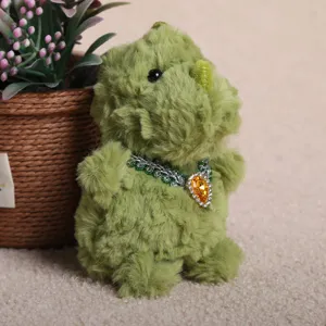 Süßes grünes flauschiges Monster Plüschtier mit glänzender Kristall Halskette als Tischdekoration.