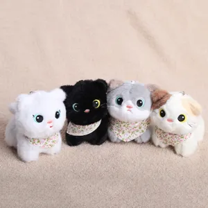 Set de pendentifs en peluche chat doux avec charmants foulards floraux pour sacs.