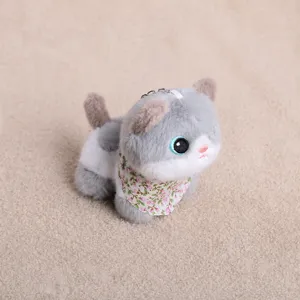 Mignon porte-clés chat en peluche gris avec écharpe florale, accessoire idéal pour sac à dos.