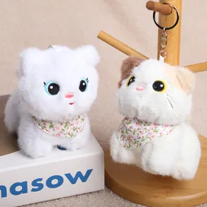 Joli porte-clés chat en peluche, charmant petit chaton duveteux avec bavoir à fleurs.