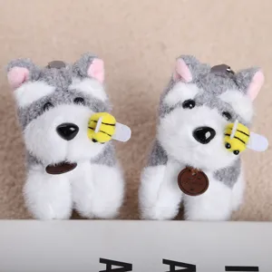 Χαριτωμένο γκρι schnauzer λούτρινο μπρελόκ κουτάβι με χαριτωμένη διακόσμηση μέλισσας.