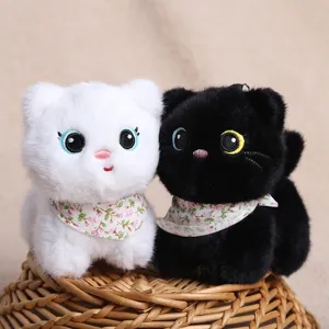 Adorable porte-clés chat en peluche avec écharpe florale, détail de griffe de sac de chat.