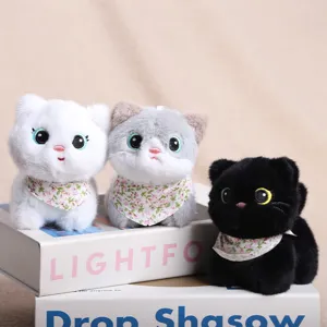 Adorables chatons en peluche pendentifs porte-clés avec bavoirs à fleurs, doux animaux en peluche.