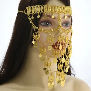 Gros plan détail de chaîne de visage en métal couleur or style arabe pour la fête de danse et spectacle