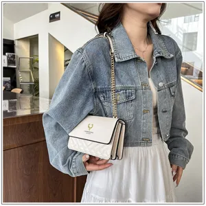 Detailed view of stylish quilted chain shoulder bag worn by model, chic and elegant daily wear.