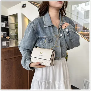 Stylish quilted women shoulder bag with chain strap, trendy chic crossbody bag for daily wear.