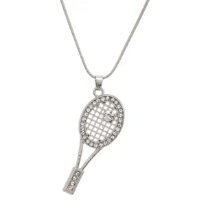 Zilveren tennisracket ketting met sprankelende strass, gedetailleerd sieraden detail aanzicht.