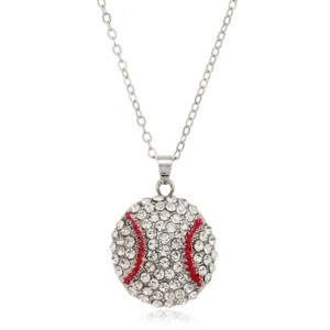 Prachtige honkbal hanger ketting met schitterende kristallen en rode stiksels gedetailleerd.