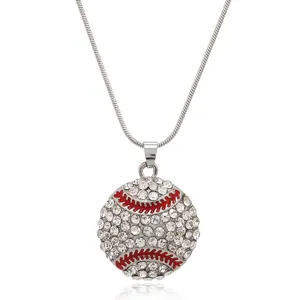Gedetailleerd uitzicht van een sprankelende strass honkbal hanger ketting zilver.