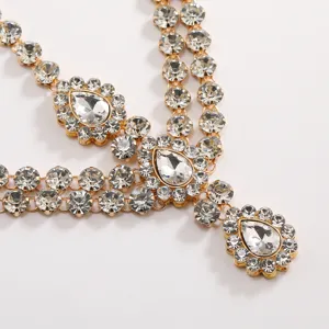 Gold tone rhinestone crystal forehead chain detail, boho crystal brow jewelry for women.