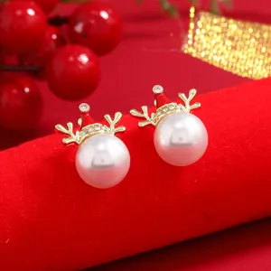 Pendientes perla alce Navidad, aleación pedrería gorro festivo diseño, vista de detalle.