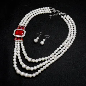 Elegant meerlagig parelketting en oorbellen set met prachtige rode kristallen edelsteen.