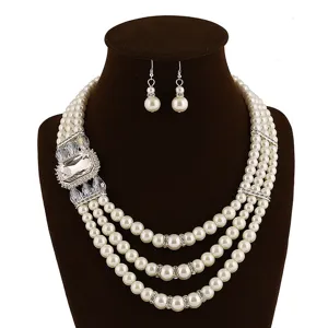 Elegante meerlaagse parelketting met strass kristallen hanger en bijpassende oorbellen voor dames.