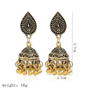 Boucles d'oreilles Jhumka indiennes ethniques vintage en alliage glands dorés vue de détail