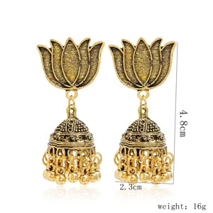 Vue détaillée des boucles d'oreilles Jhumka indiennes dorées avec lotus et perles.