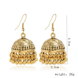 Vue de détail des boucles d'oreilles jhumka ethniques vintage en alliage avec glands.
