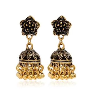 Boucles d'oreilles jhumka ethniques dorées vintage avec clou fleur et pampilles.