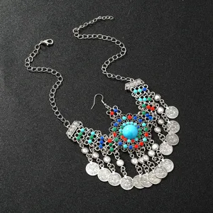Collier de tête ethnique bohème multicouche en métal avec perles colorées et pendentifs pièces.