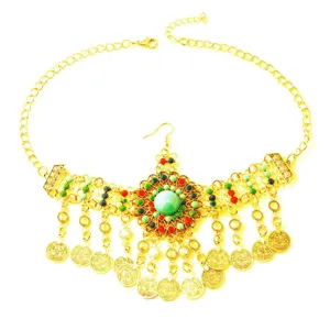 Chaîne de front ethnique bohème dorée avec pierres vertes, cristaux brillants et pendentifs.