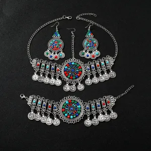 Ensemble de bijoux en argent tibétain de style ethnique rétro avec perles et pompons.