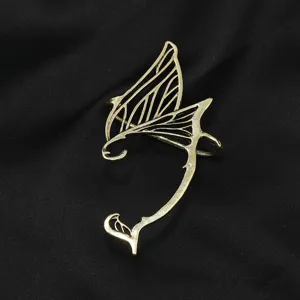 Vintage gouden holle vlindervleugels elfen oorclip detail, elegante fantasie oorbellen.