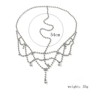 Gedetailleerd uitzicht op de fonkelende strass hoofdketting met subtiel kwastje.