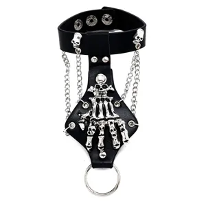 Gros plan de chaîne de main en cuir tête de mort punk gothique avec griffes de squelette.
