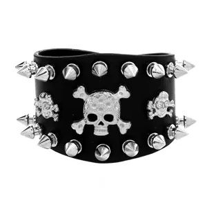 Gros plan sur le bracelet manchette punk rock en cuir noir avec clous argentés et crâne.