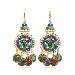 Vue détaillée de boucles d'oreilles pendantes bohèmes multicolores style ethnique.