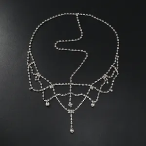 Prachtige bruids haar ketting met strass steentjes en voorhoofd hanger voor feest.