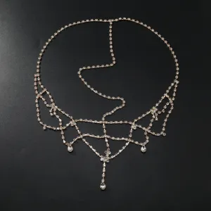 Exquise strass hoofdketting detail, kristallen voorhoofdsjuweel voor bruid haarstyling.