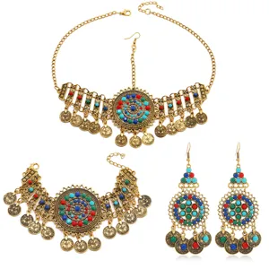 Ensemble de bijoux ethniques rétro avec coiffe, bracelet et boucles d'oreilles style exotique.