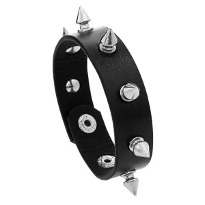 Détail de bracelet rivet en cuir noir style punk rock, clous coniques en métal argenté chic.