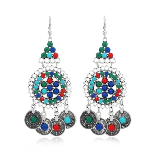 Boucles d'oreilles ethniques en argent avec perles colorées et breloques, vue détail.