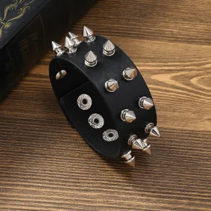 Bracelet de goujon de pointe en cuir noir de style rock punk avec boutons pression en métal.