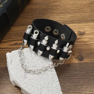 Détail de bracelet en cuir noir style rock punk avec pendentifs et chaînes de balles.