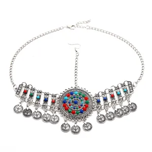 Chaîne de tête ethnique vintage ornement de front avec perles colorées glands détail.