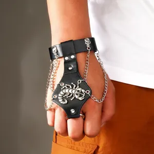 Bracelet de main gothique punk en cuir avec tete de mort et chaine de scorpion pour fetes