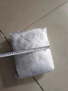 Gonna per albero di Natale in pelliccia sintetica bianca peluche con imballaggio di plastica.