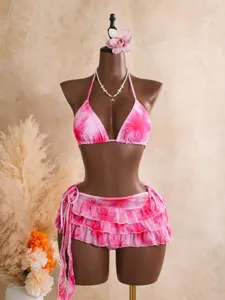 Vue détaillée d'un ensemble bikini floral rose, haut triangle halter et jupe à volants.